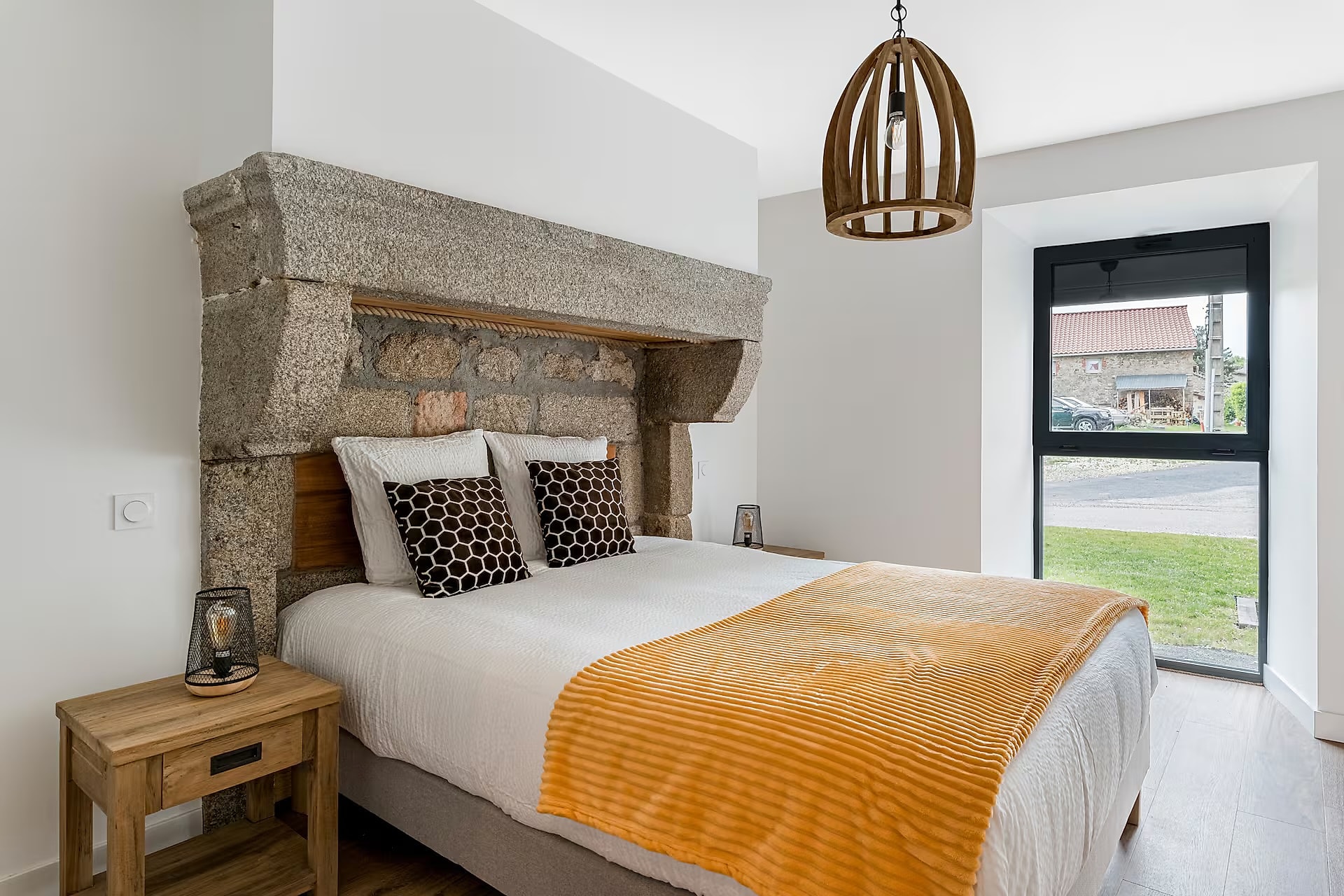 Chambre avec tête de lit en pierre ancienne