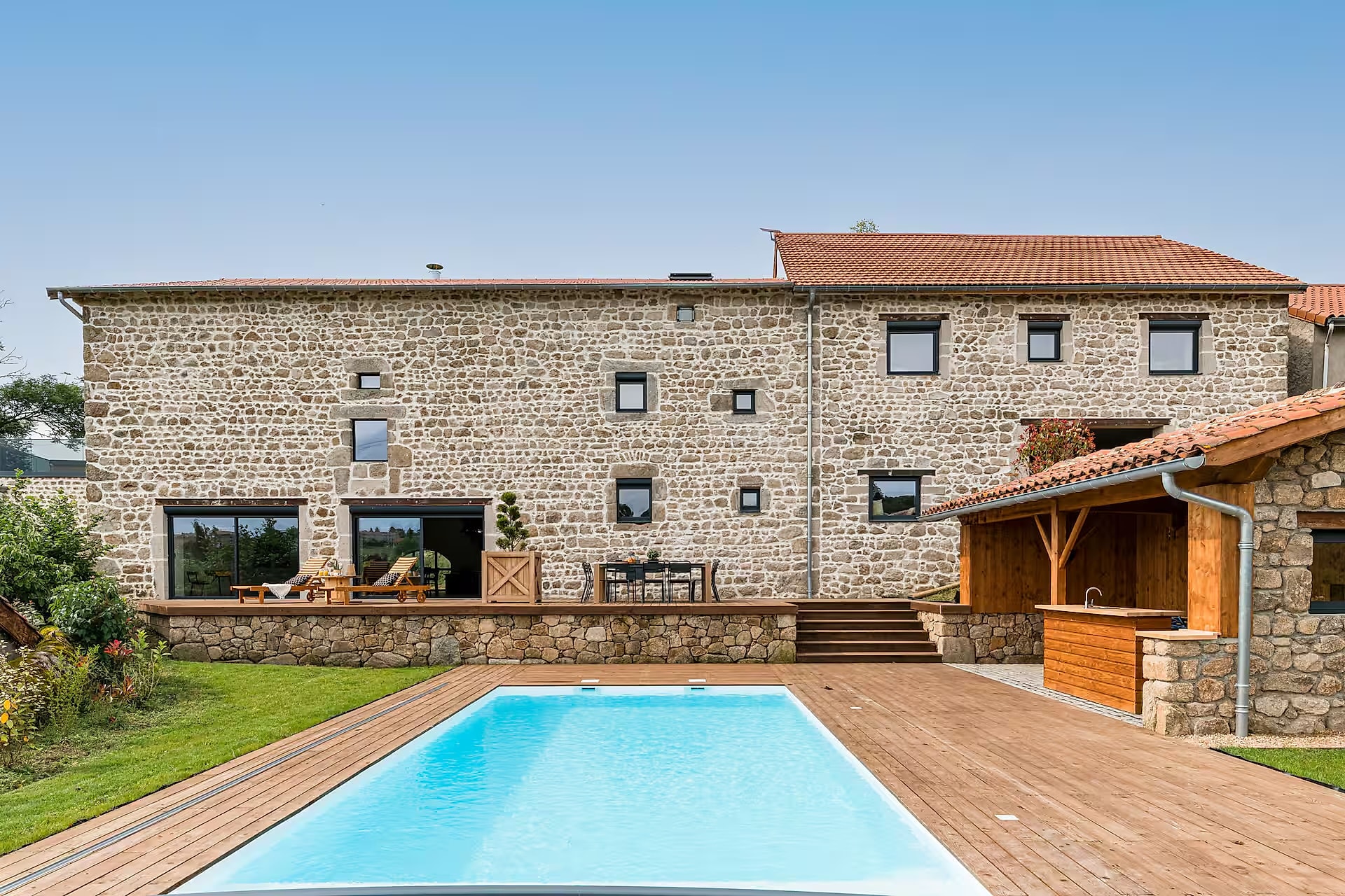 La villa de pierre privatisée et sa piscine, face aux collines