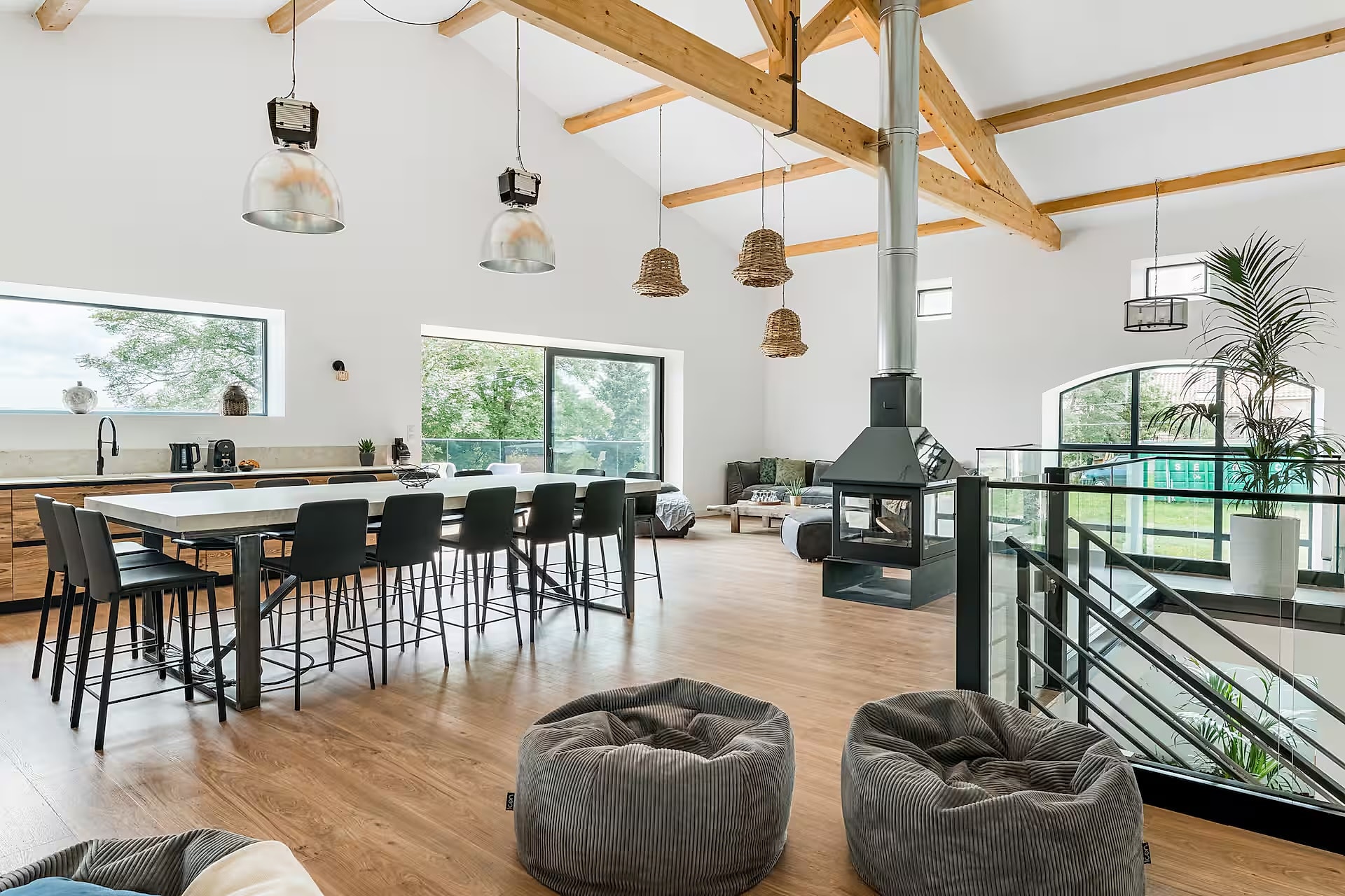 La grande table en bois prête pour le travail