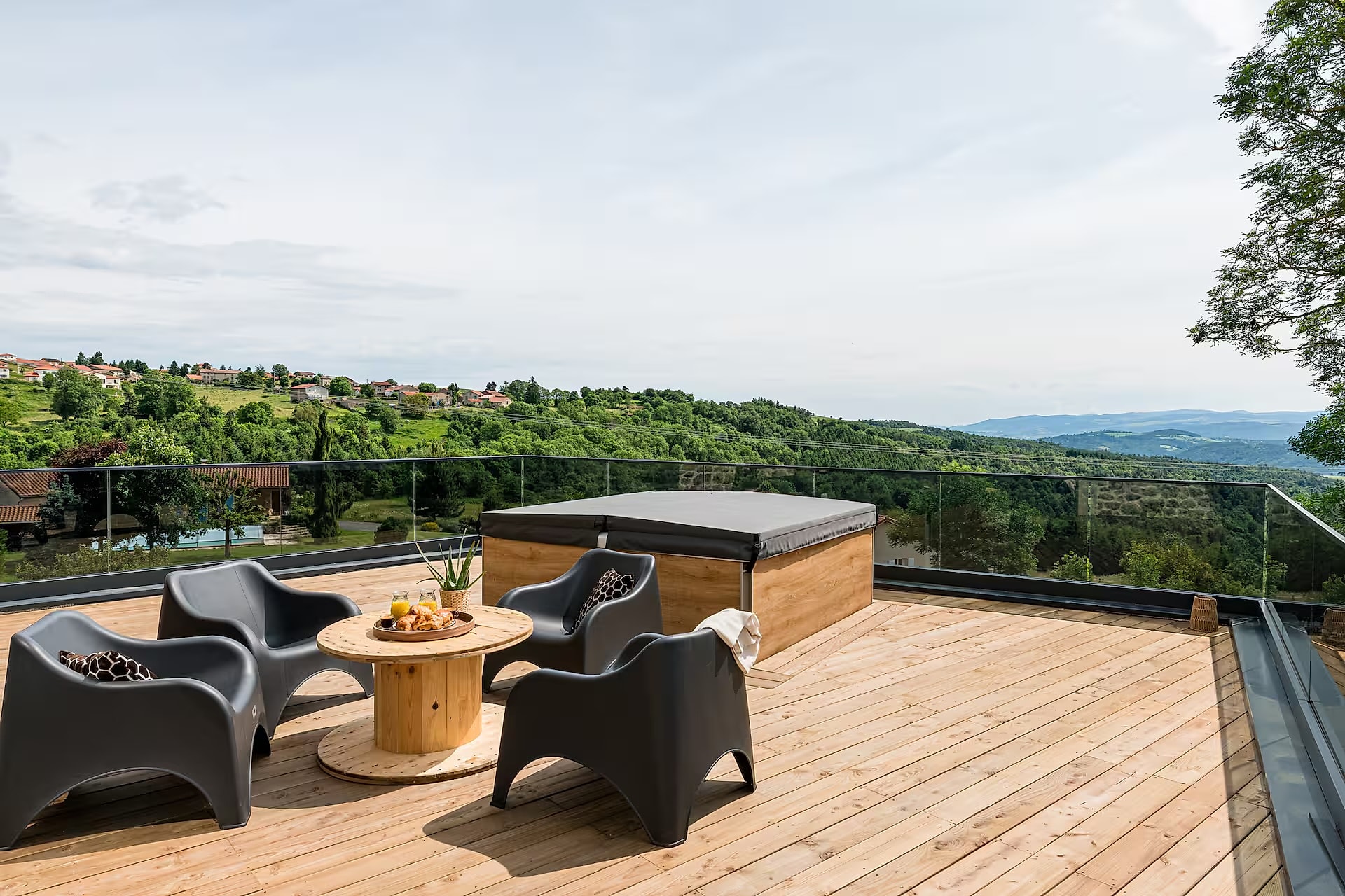 Domaine de pierre privatisé, face aux collines, au coucher du soleil