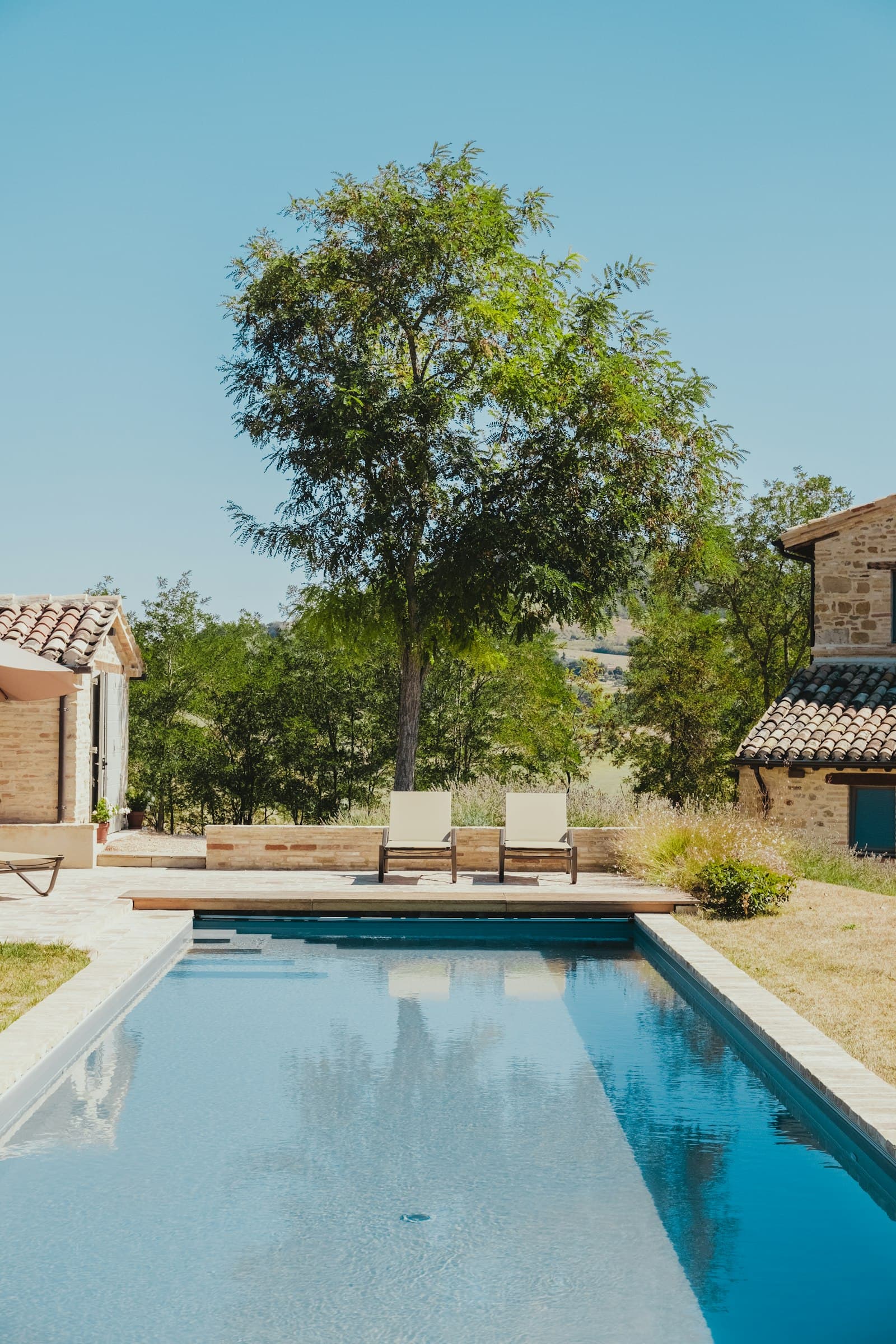 Villa en pierre et sa piscine sous la lumière méditerranéenne